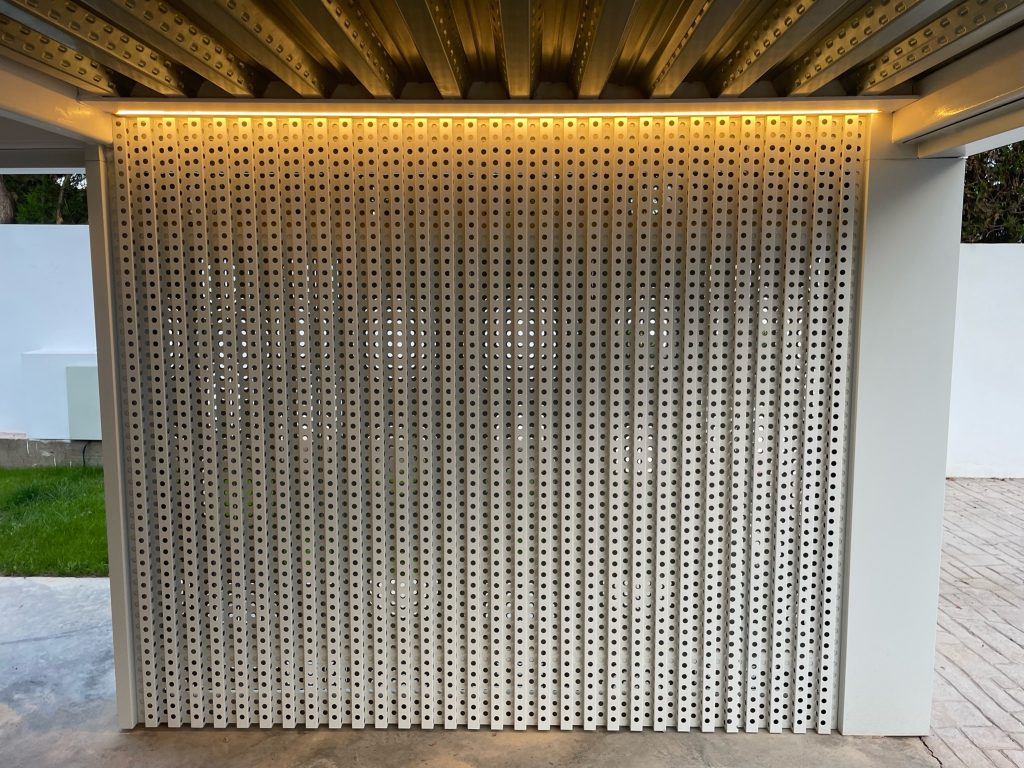 Interior de fachada metálica perforada