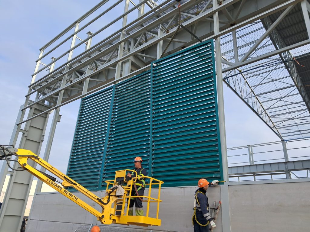 Instalación de rejillas de ventilación en fachada - 3500 x 2000 mm